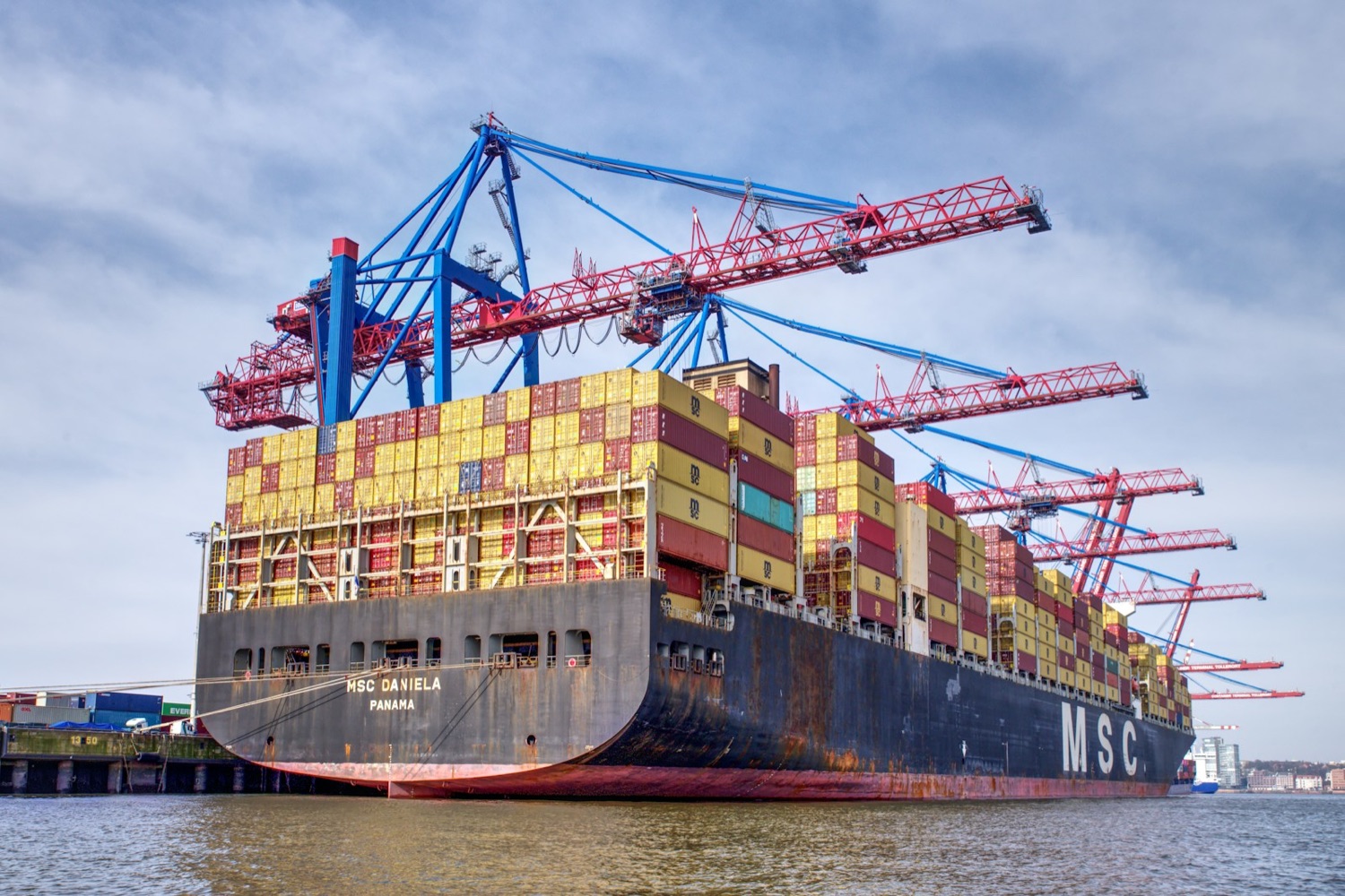 Export internazionale di ferroleghe: nave portacontainer al terminal