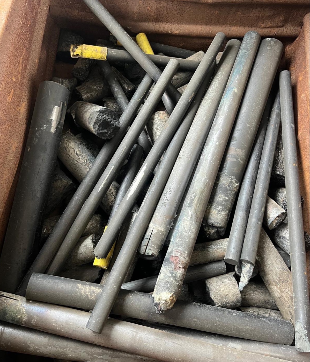 Rottami di molibdeno: barre ed elettrodi di molibdeno metallico in cassone