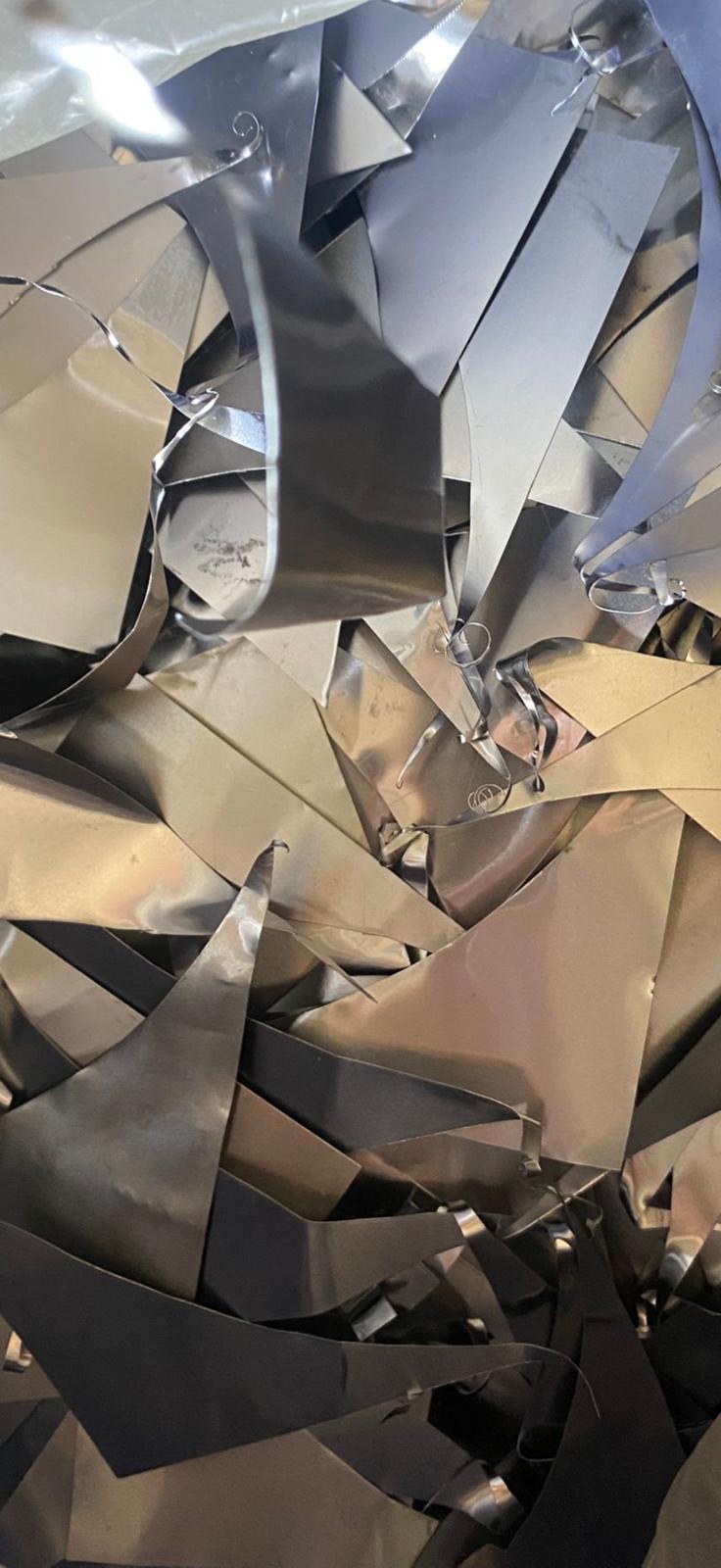 Rottami di tantalio: ritagli e sfridi di lamiera di tantalio metallico